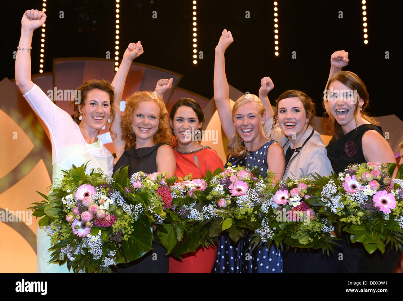 Les six candidats à l'élection de la 65e Reine allemande du vin : vin Tina Weinert, Reine de la forêt de Thuringe (L-R), Nadine Poss, la reine du vin de la Nahe, Julia, Migend la reine du vin de la région de l'Ahr, Sabine Wagner, la reine du vin du Rheingau, Maria Steffes, la reine du vin de la Moselle, et Ramona Diegel, la reine du vin de la Hesse rhénane, poser après la décision préliminaire à l'Oberrheinhalle à Offenburg, Allemagne, 07 septembre 2013. La reine du vin allemand 2013 élections partielles auront lieu à Offenburg le 13 septembre. Photo : Patrick Seeger Banque D'Images