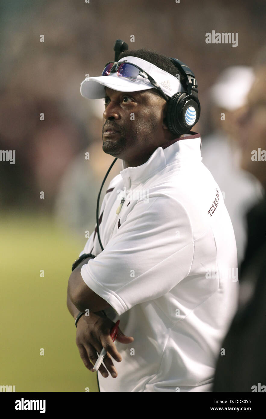 College Station, Texas, USA. Sep 8, 2013. 07/09/13 - Texas A&M de l'entraîneur-chef Kevin Sumlin dans le match contre Sam Houston State à Kyle Field in College Station, Texas Samedi 7 septembre 2013. A&M a gagné 65-28.Photo par Erich Schlegel Crédit : Erich Schlegel/ZUMAPRESS.com/Alamy Live News Banque D'Images