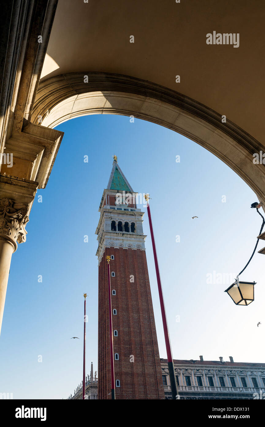 L'Europe, Italie, Vénétie, Venise, classé au Patrimoine Mondial par l'UNESCO. La Place Saint Marc, le campanile. Banque D'Images