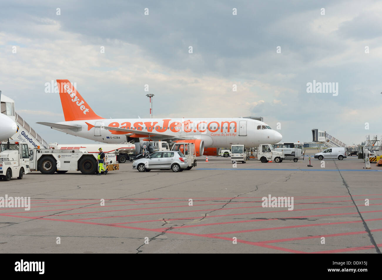 Les avions d'EasyJet à l'Aéroport Schoenefeld de Berlin Allemagne Banque D'Images