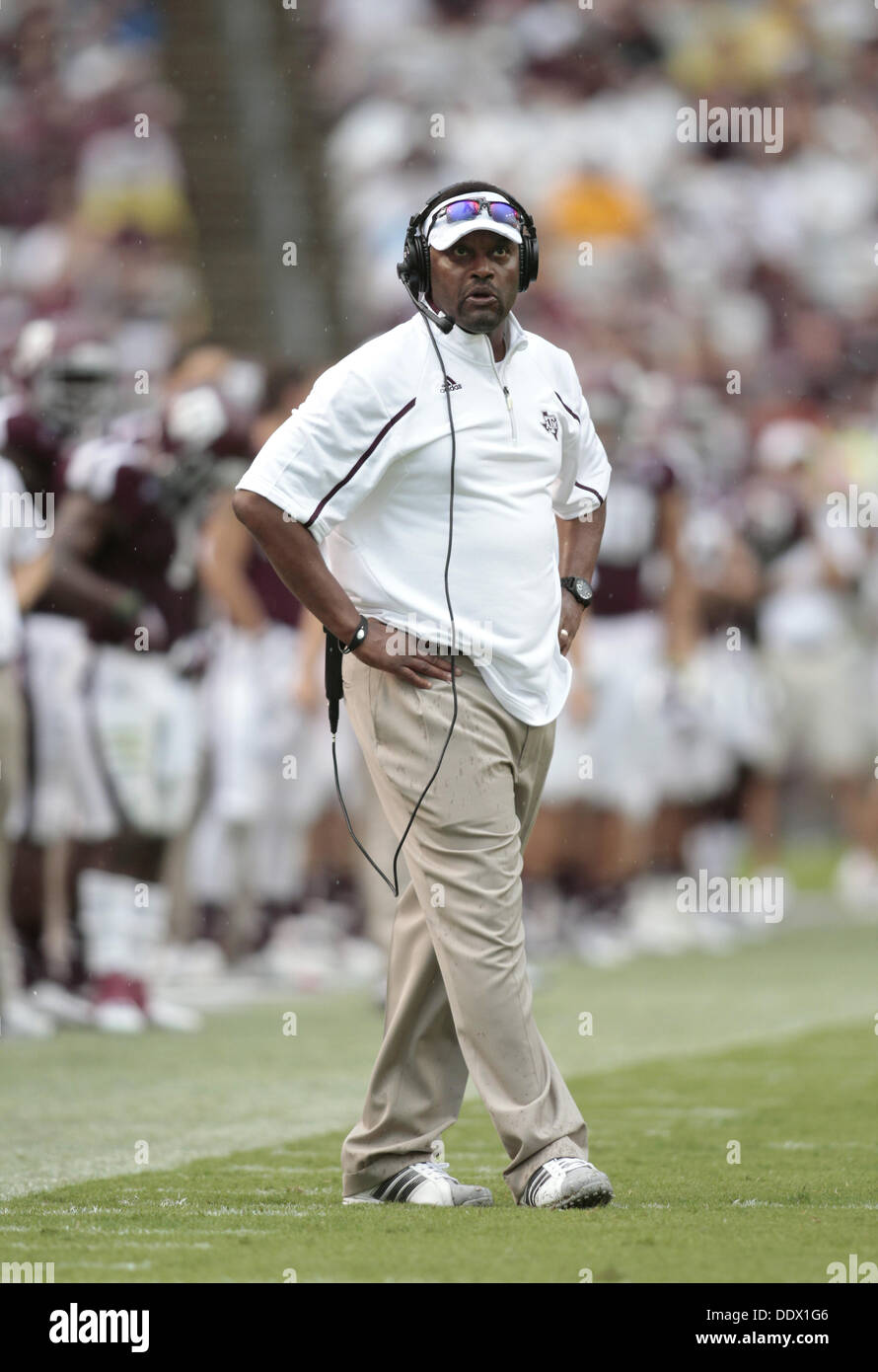 College Station, Texas, USA. Sep 8, 2013. 07/09/13 - Texas A&M de l'entraîneur-chef Kevin Sumlin dans le match contre Sam Houston State à Kyle Field in College Station, Texas Samedi 7 septembre 2013. A&M a gagné 65-28.Photo par Erich Schlegel Crédit : Erich Schlegel/ZUMAPRESS.com/Alamy Live News Banque D'Images