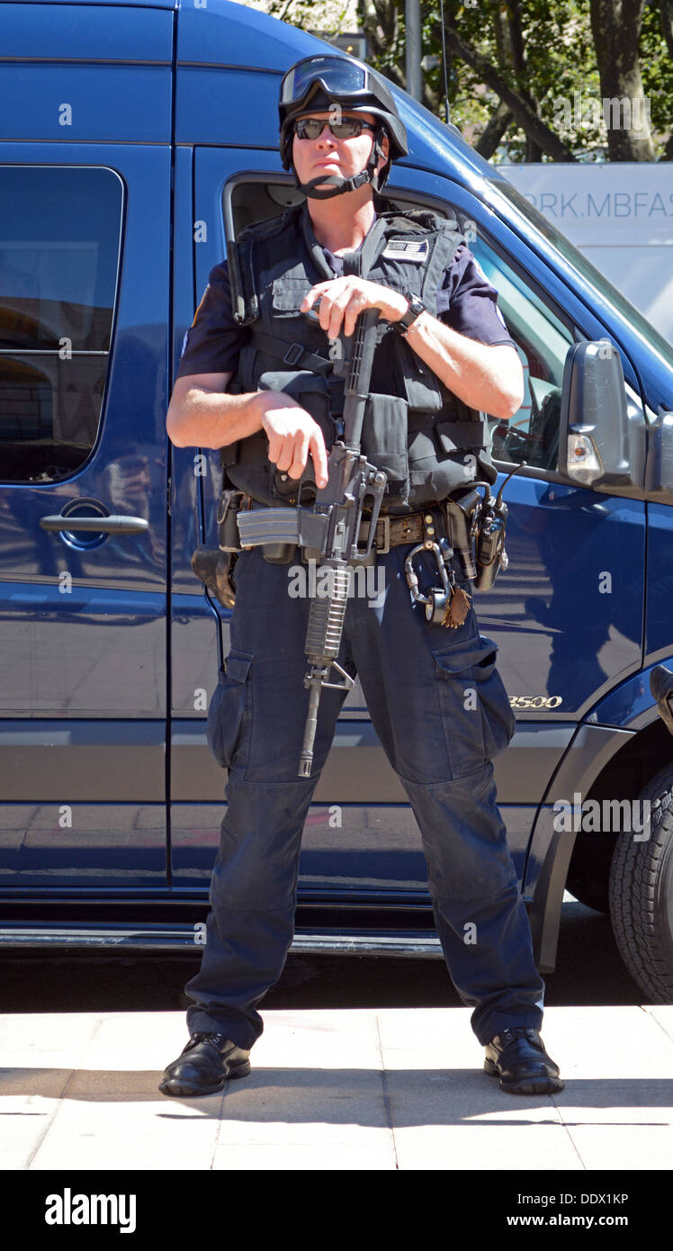 Un policier de la ville de New York sur la lutte contre la terreur patrouille près de Fashion Week au Lincoln Center à New York City Banque D'Images