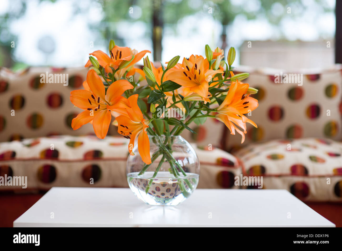 Lys orange dans un vase Banque D'Images