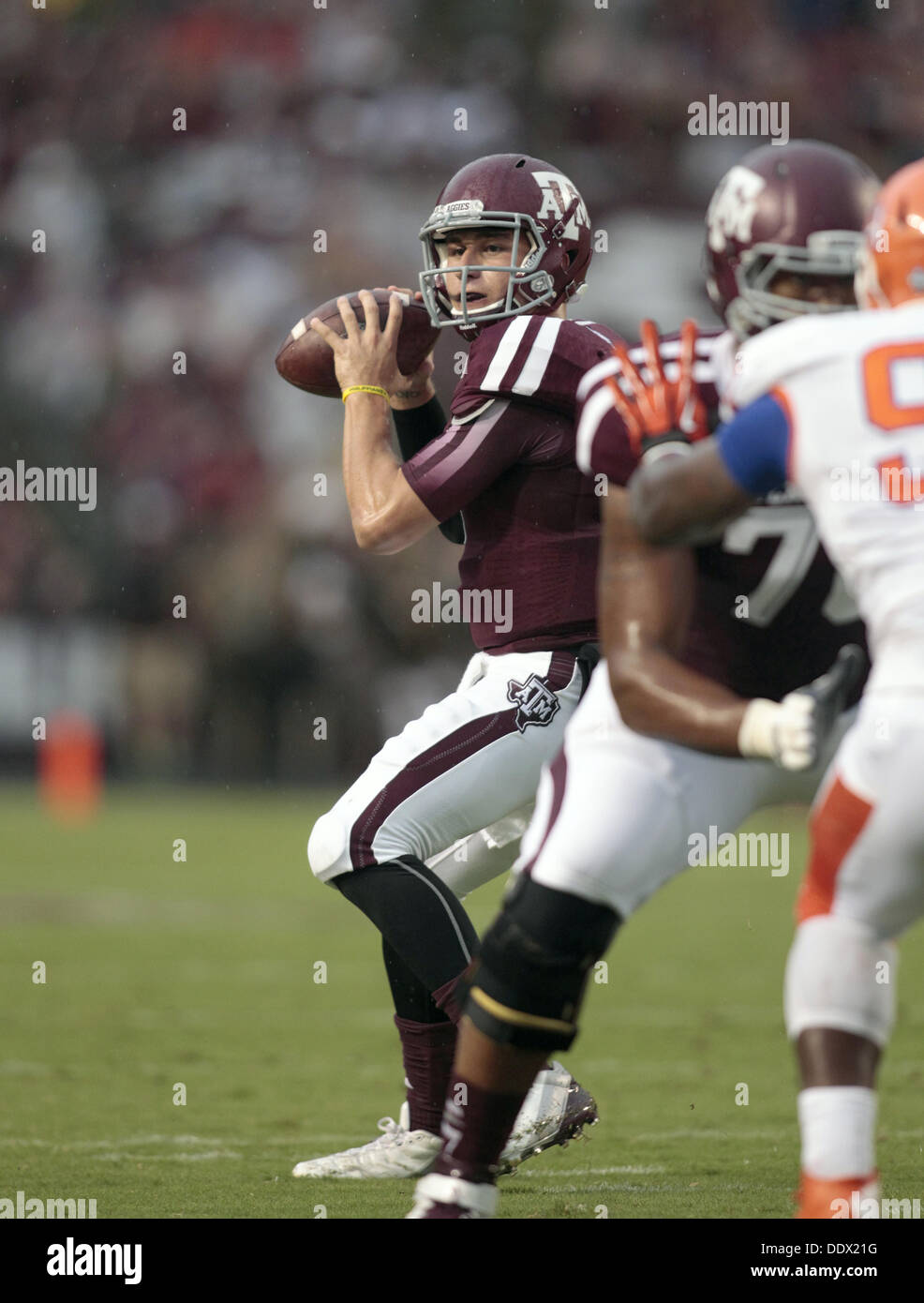 College Station, Texas, USA. Sep 8, 2013. 07/09/13 - Texas A&M QB Johnny Manziel (2) revient à passer à l'encontre de Sam Houston State à Kyle Field in College Station, Texas Samedi 7 septembre 2013. Texas A&M a gagné 65-28. Photo par Erich Schlegel Crédit : Erich Schlegel/ZUMAPRESS.com/Alamy Live News Banque D'Images