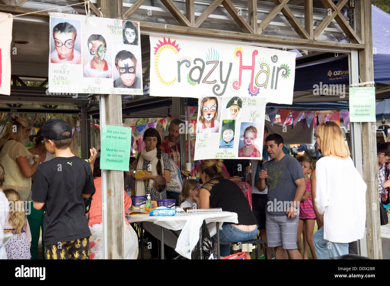 Fête annuelle de l'école primaire australienne et carnaval à Avalon, Sydney avec un stand de cheveux fou sur la photo, Australie Banque D'Images