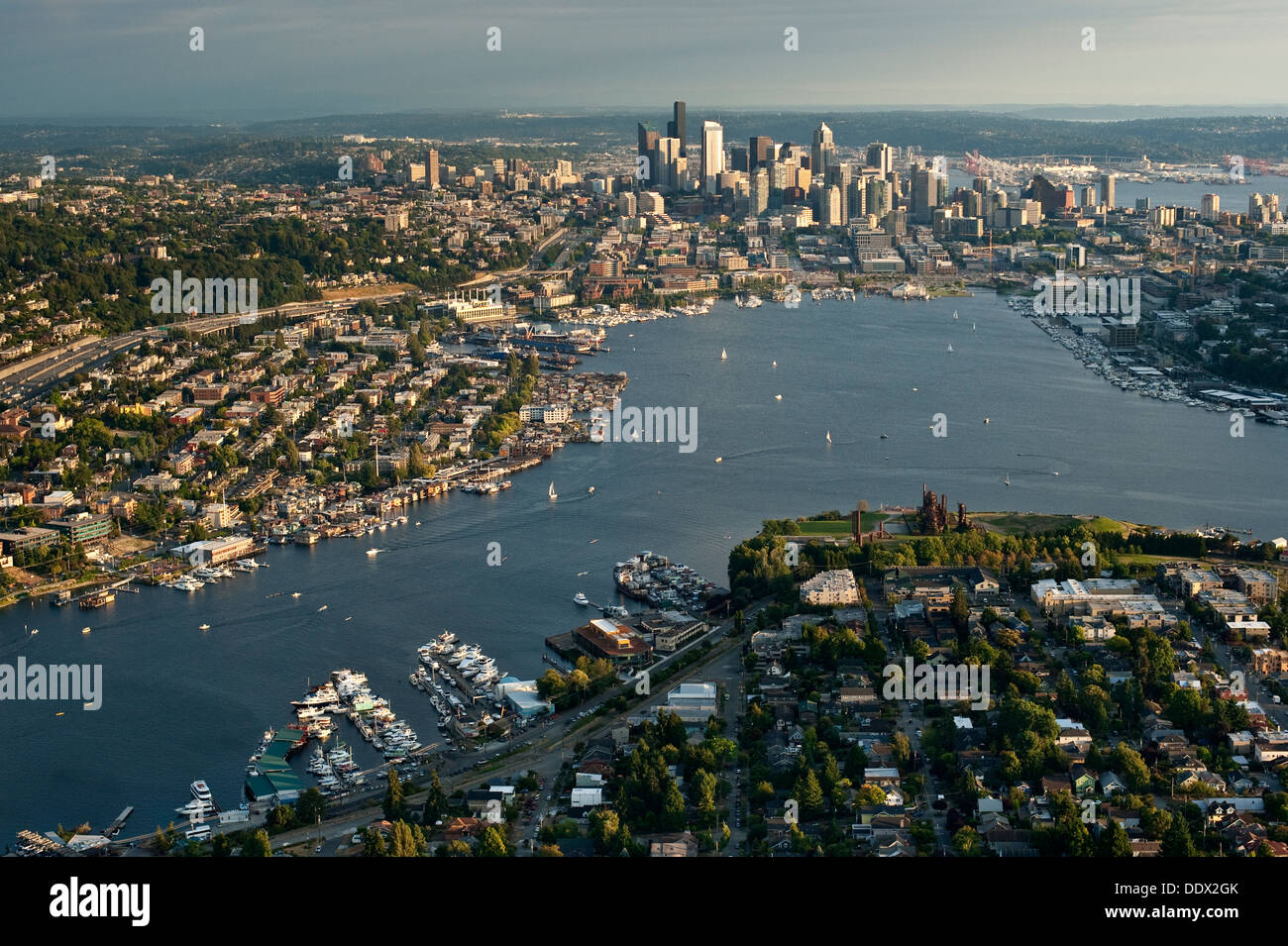 Image rétro, vue aérienne de l'horizon de Seattle avec le lac Union et les voiliers Banque D'Images
