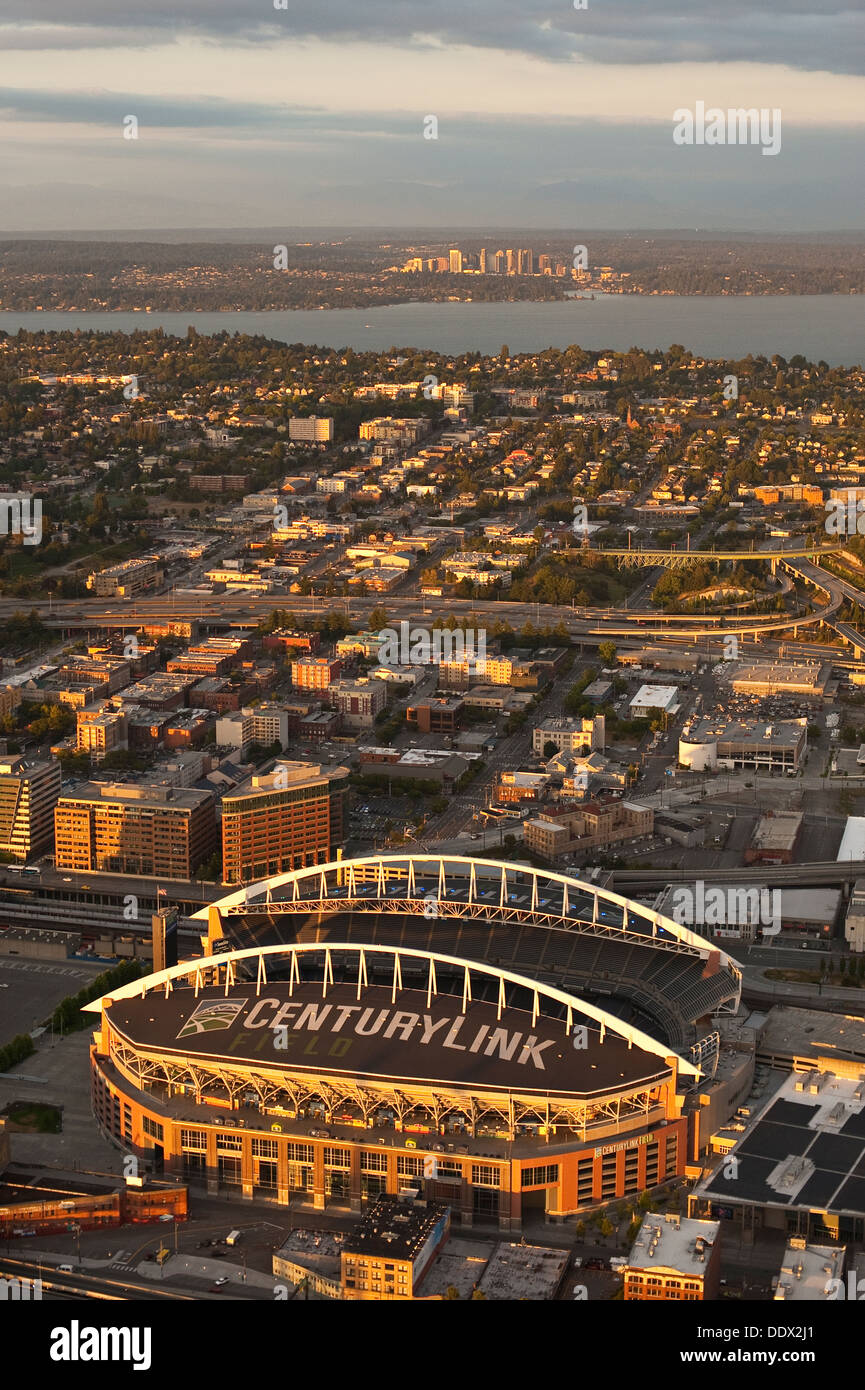 Image rétro d'une vue aérienne de Bellevue et du stade Century Link Seahawk en premier plan à Seattle Banque D'Images