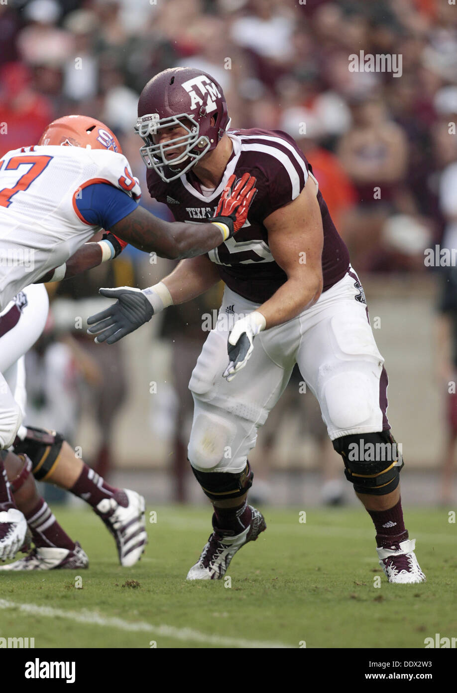 College Station, Texas, USA. Sep 8, 2013. 07/09/13 - Texas A&M offensive ligne Jake Matthews (75) blocs dans le jeu contre Sam Houston State à Kyle Field in College Station, Texas Samedi 7 septembre 2013. A&M a gagné 65-28.Photo par Erich Schlegel Crédit : Erich Schlegel/ZUMAPRESS.com/Alamy Live News Banque D'Images