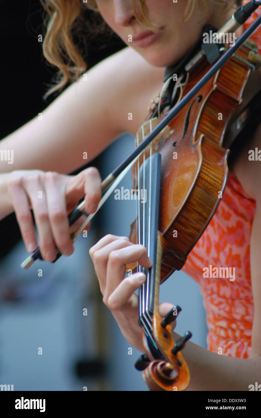 Les femmes à jouer du violon. Banque D'Images