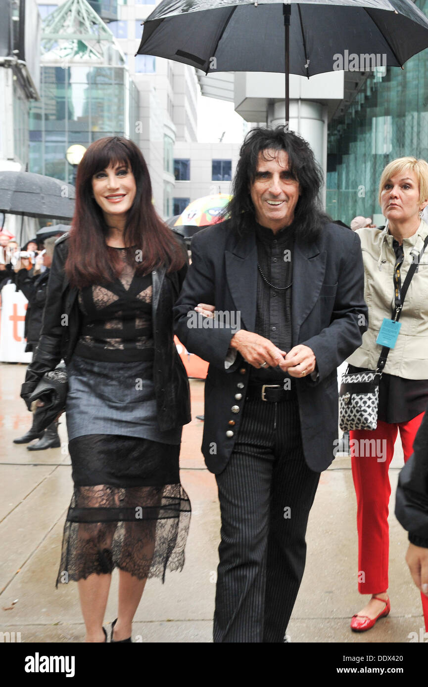 Toronto, Ontario, Canada. 7e août, 2013. ALICE COOPER et son épouse Sheryl GODDARD assister à la "upermensch : la légende de Shep Gordon' premiere pendant le Festival International du Film de Toronto 2013 au Roy Thomson Hall le 7 septembre 2013 à Toronto, Canada. Crédit : Igor/Vidyashev ZUMAPRESS.com/Alamy Live News Banque D'Images