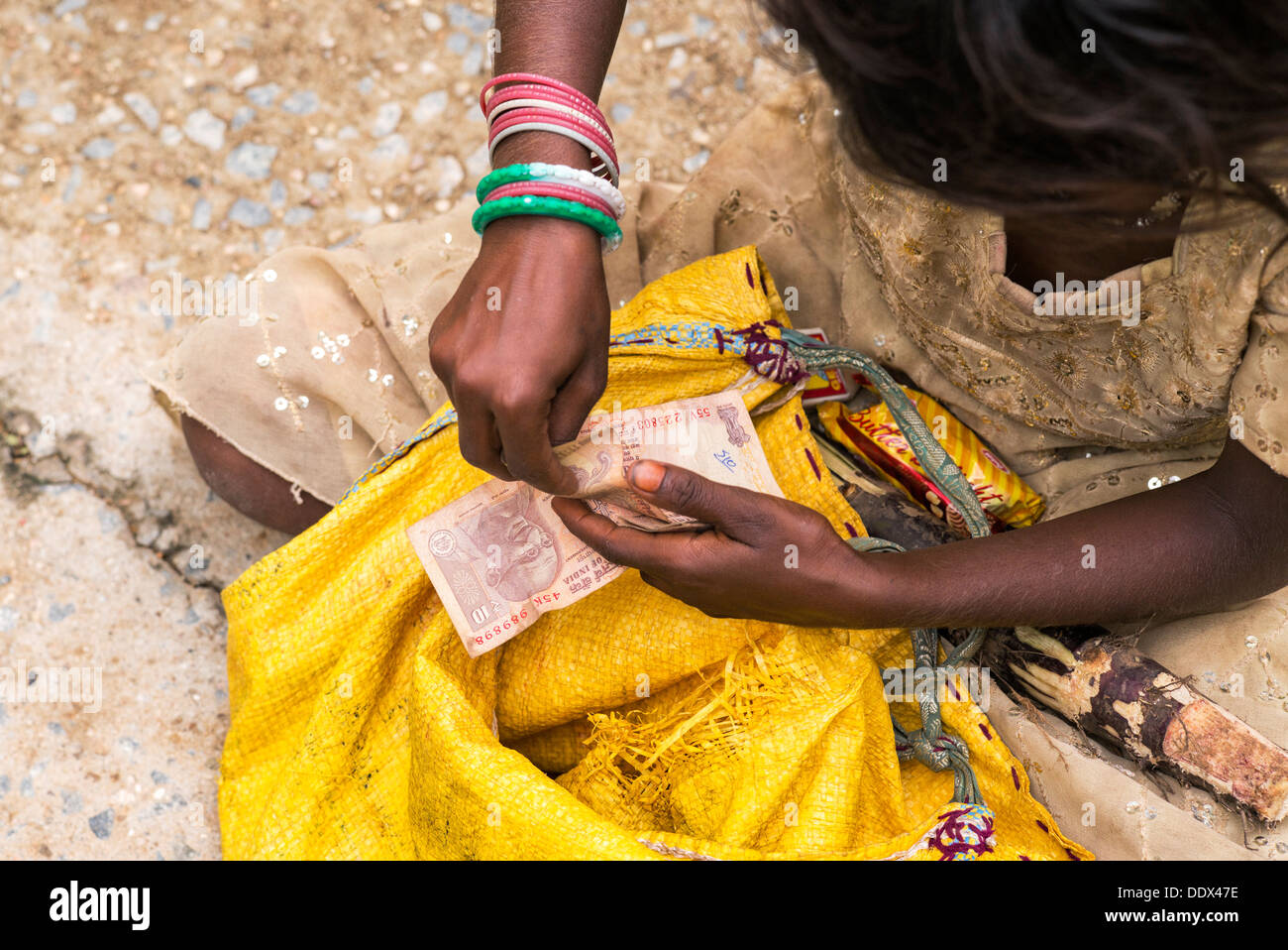 Indian street girl mendier de l'argent avec 10 rupee notes dans sa main Banque D'Images