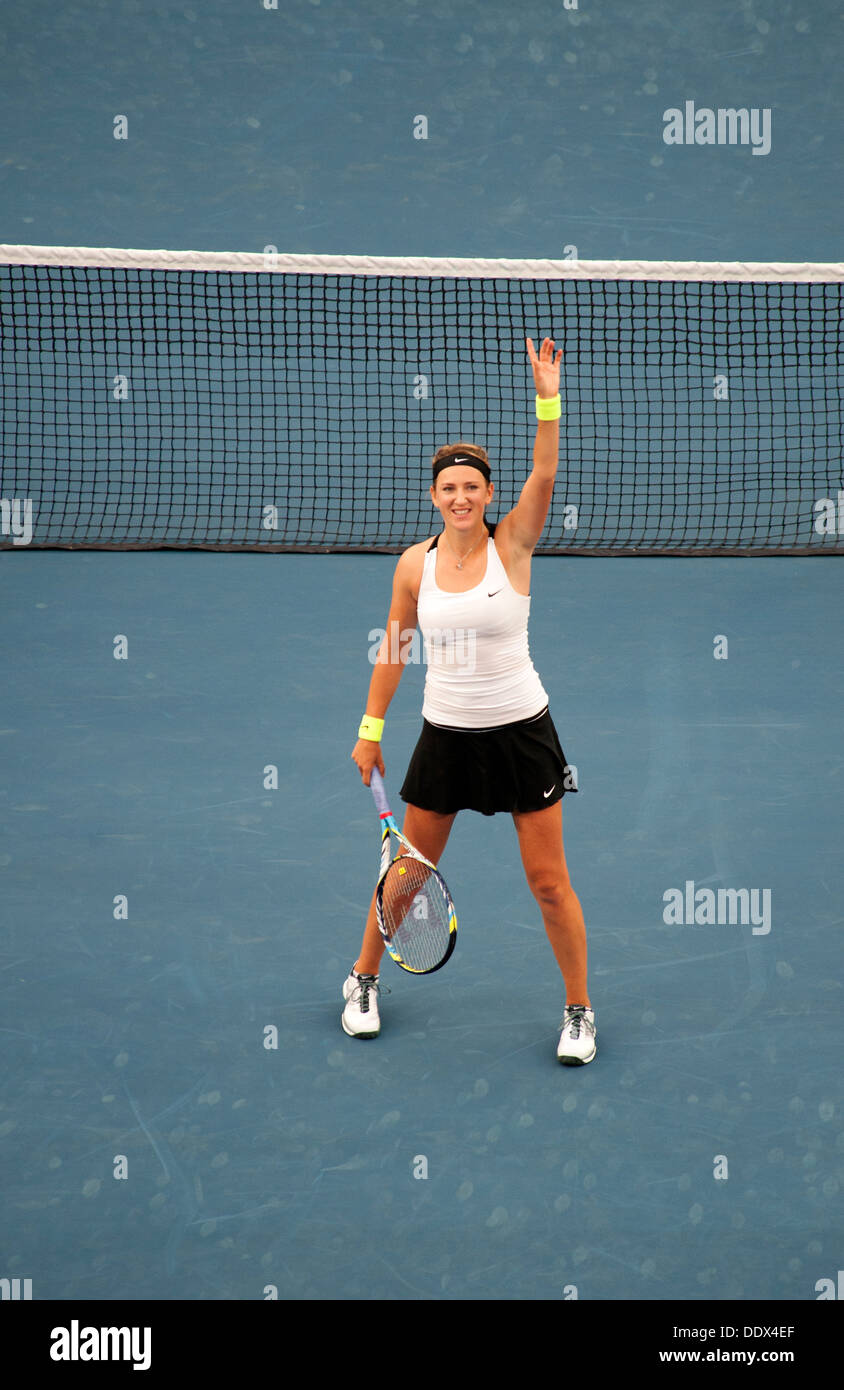 Victoria Azarenka de Biélorussie salue la foule de spectateurs à l'Open de tennis de la Chine à Beijing en octobre 2012 Banque D'Images