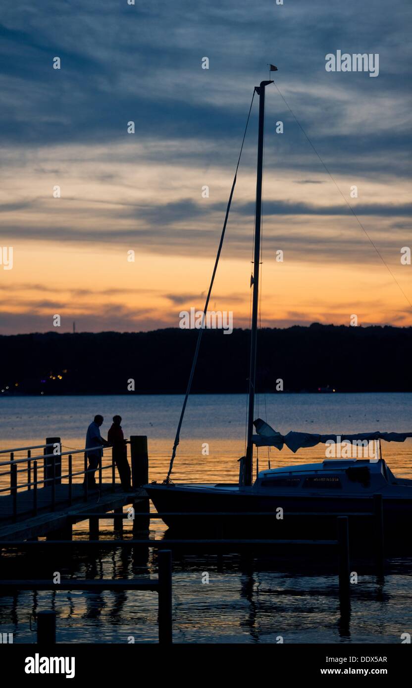 La dernière lumière du jour illumine le lac Scharmuetzelsee à Bad Saarow, Allemagne, 07 septembre 2013. Photo : Patrick Pleul Banque D'Images