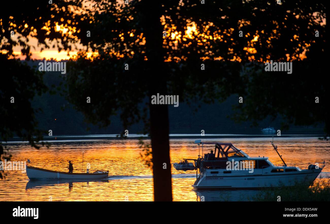 La dernière lumière du jour illumine le lac Scharmuetzelsee à Bad Saarow, Allemagne, 07 septembre 2013. Photo : Patrick Pleul Banque D'Images