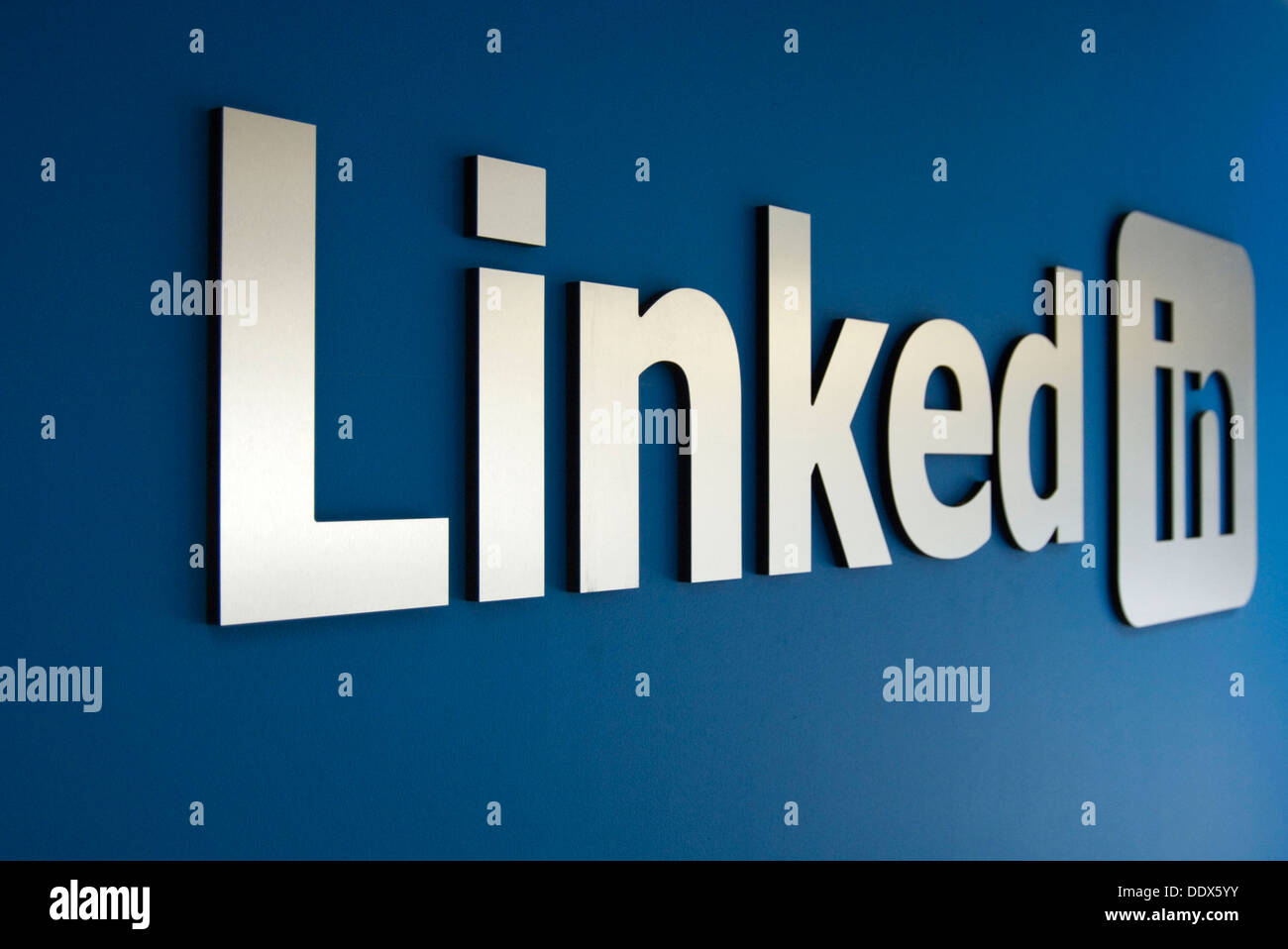 Lié en logo sur un mur Banque D'Images