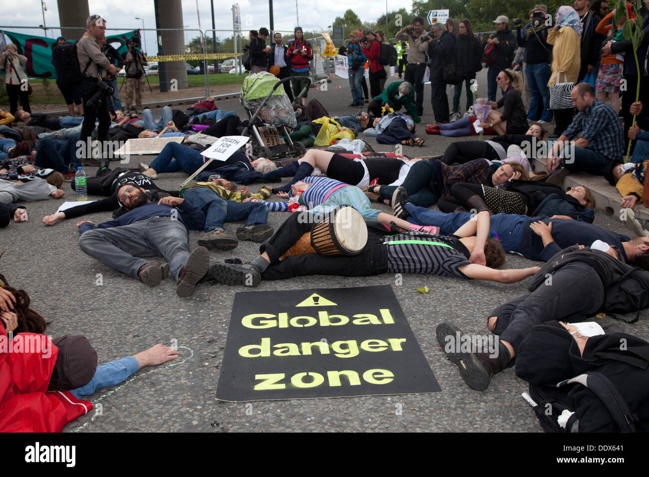 Londres, Royaume-Uni. Sep 8, 2013. Armes anti manifestants tenir un 'die' à l'extérieur de l'une des entrées de l'Excel Centre où la sécurité de la défense et de l'équipement salon International (DSEI) soit maintenu. Credit : Nelson Pereira/Alamy Live News Banque D'Images