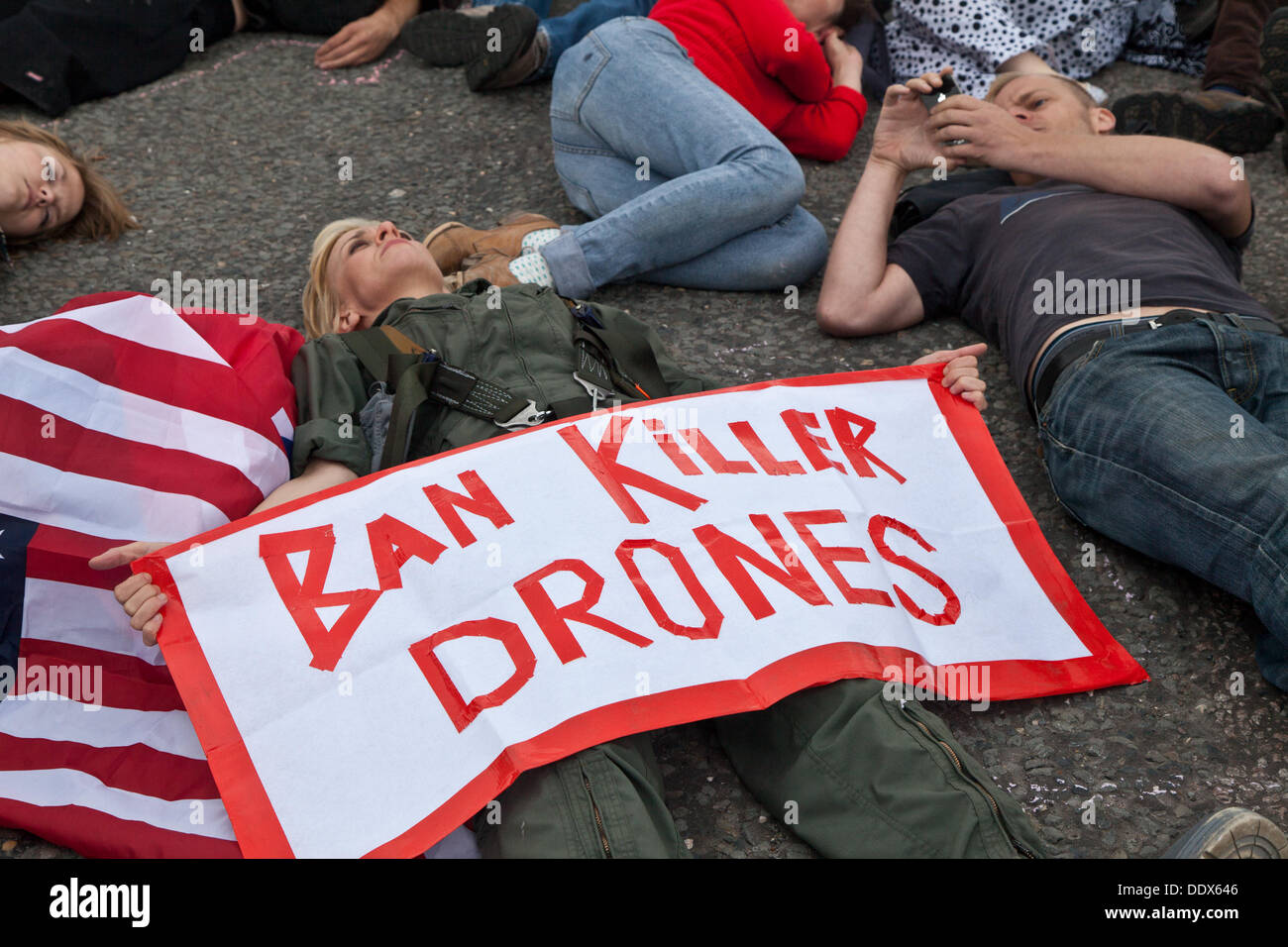 Londres, Royaume-Uni. Sep 8, 2013. Armes anti manifestants tenir un 'die' à l'extérieur de l'une des entrées de l'Excel Centre où la sécurité de la défense et de l'équipement salon International (DSEI) soit maintenu. Credit : Nelson Pereira/Alamy Live News Banque D'Images