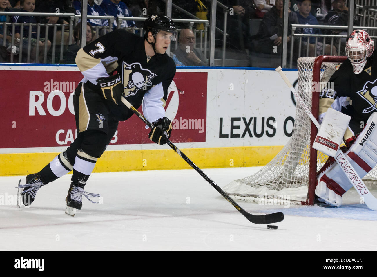 Derrick Pouliot (7) de l'empereur porte le palet sur la glace pendant un match entre les Penguins de Pittsburgh et les Maple Leafs de Toronto à la LNH 2013 Tournoi Rookie joué à Londres, Ontario, Canada le 7 septembre 2013 au John Labatt Centre. Il a fallu des heures supplémentaires et un shoot-out avant la pousse des feuilles ont été en mesure de vaincre les pingouins par un score de 4-3. Banque D'Images