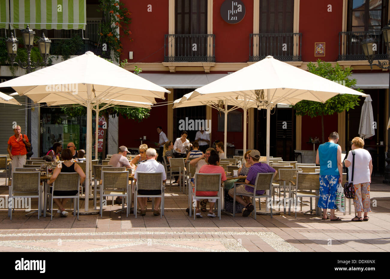 Terrasse ensoleillée, dans le carré de Fuengirola, dans le sud de l'Espagne Banque D'Images