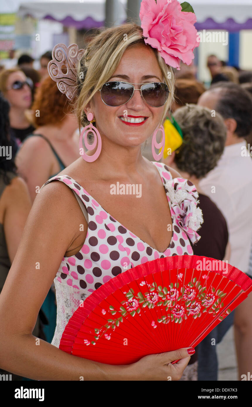 Jeune femme en robe flamenco traditionnel pendant la foire annuelle à Mijas, dans le sud de l'Espagne. Costa del Sol. Banque D'Images