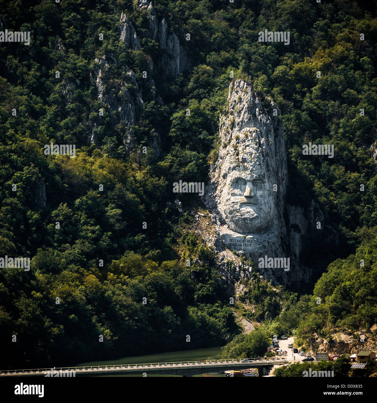 La statue de Decebalus, le Roi des Daces, taillée dans la roche de la montagne au-dessus de la vallée du Danube, en Roumanie. Banque D'Images
