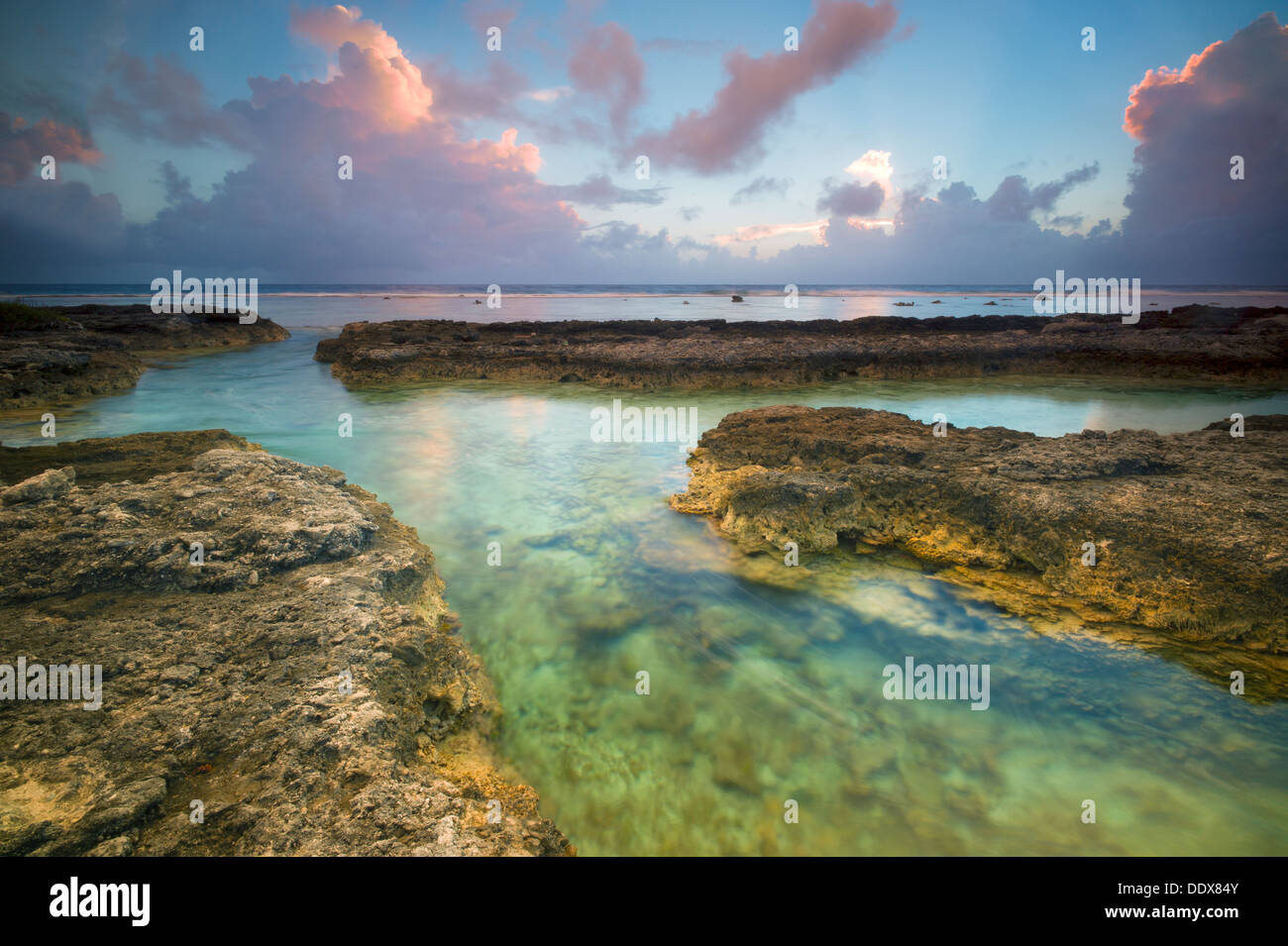 Lever du soleil sur l'océan Pacifique Bora Bora. Polynésie Française Banque D'Images