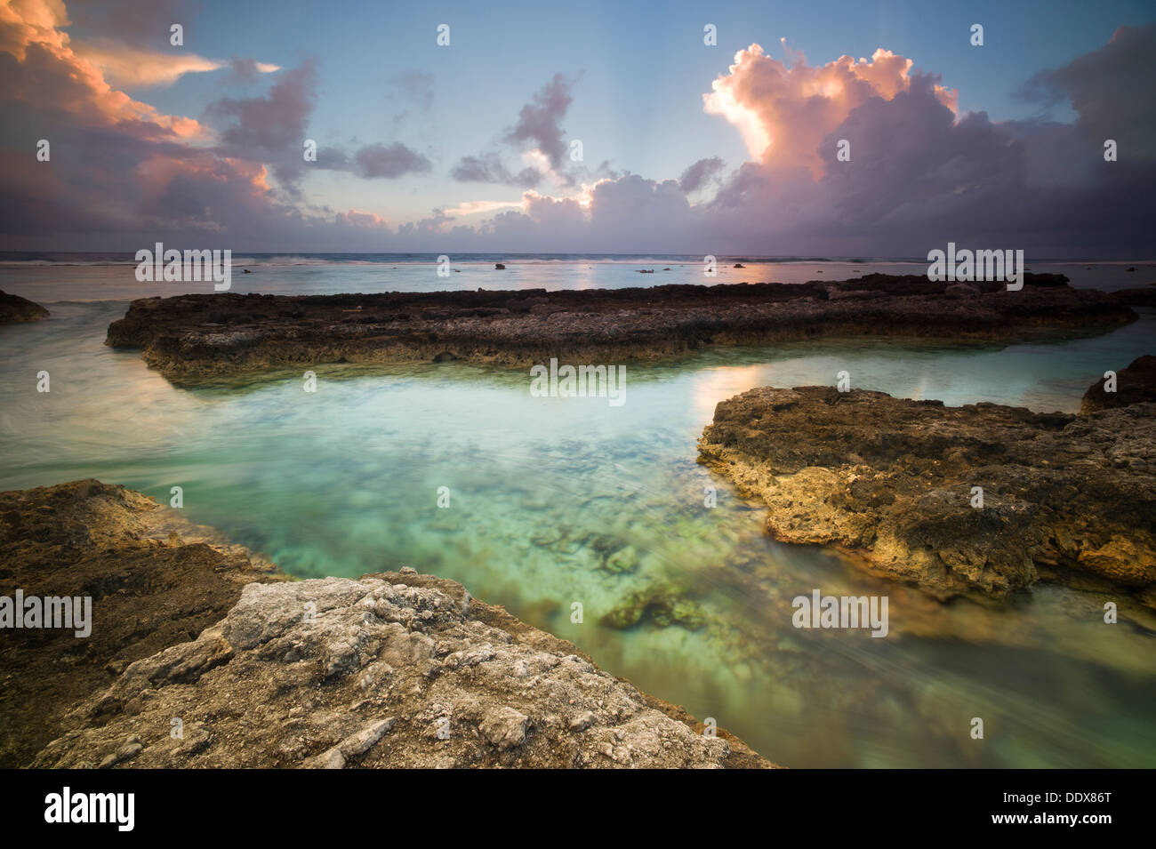 Lever du soleil sur l'océan Pacifique Bora Bora. Polynésie Française Banque D'Images