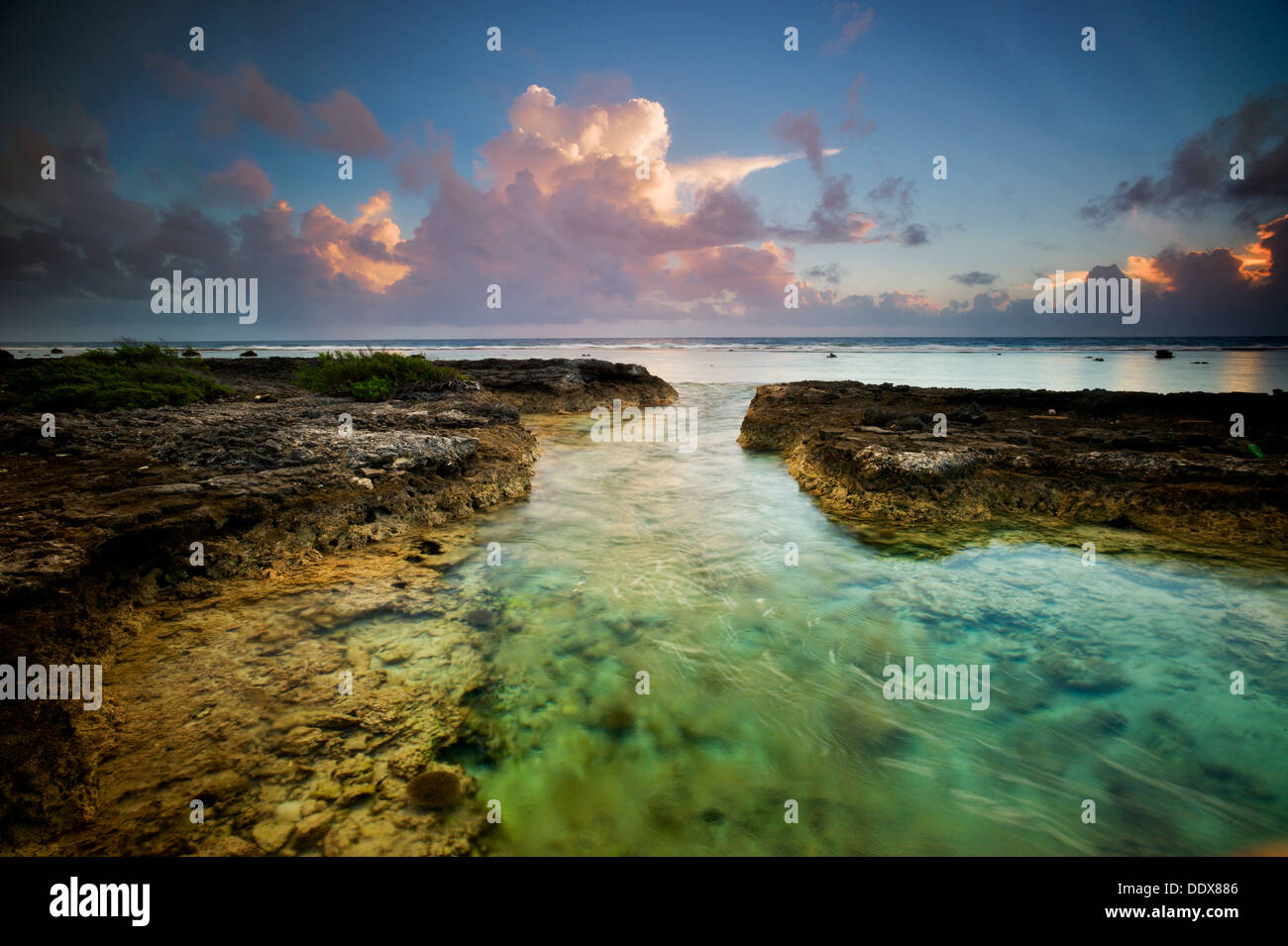 Lever du soleil sur l'océan Pacifique Bora Bora. Polynésie Française Banque D'Images