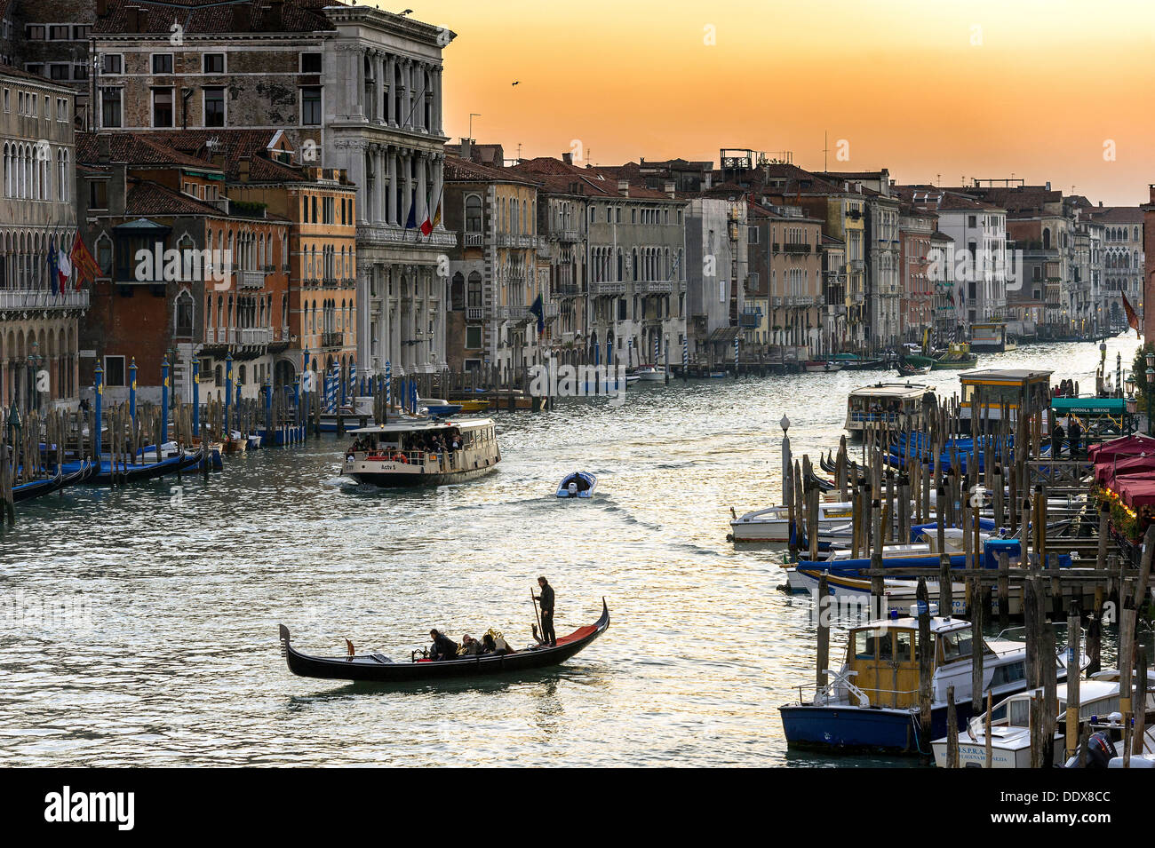 L'Europe, Italie, Vénétie, Venise, classé au Patrimoine Mondial par l'UNESCO. Cabine dans le Grand Canal au coucher du soleil. Banque D'Images