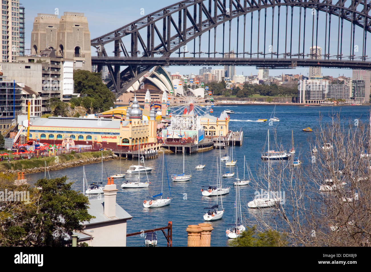 Pont du port de Sydney, Opéra de Sydney et Luna Park avec des bateaux amarrés à Lavender Bay, Sydney, Nouvelle-Galles du Sud, Australie Banque D'Images