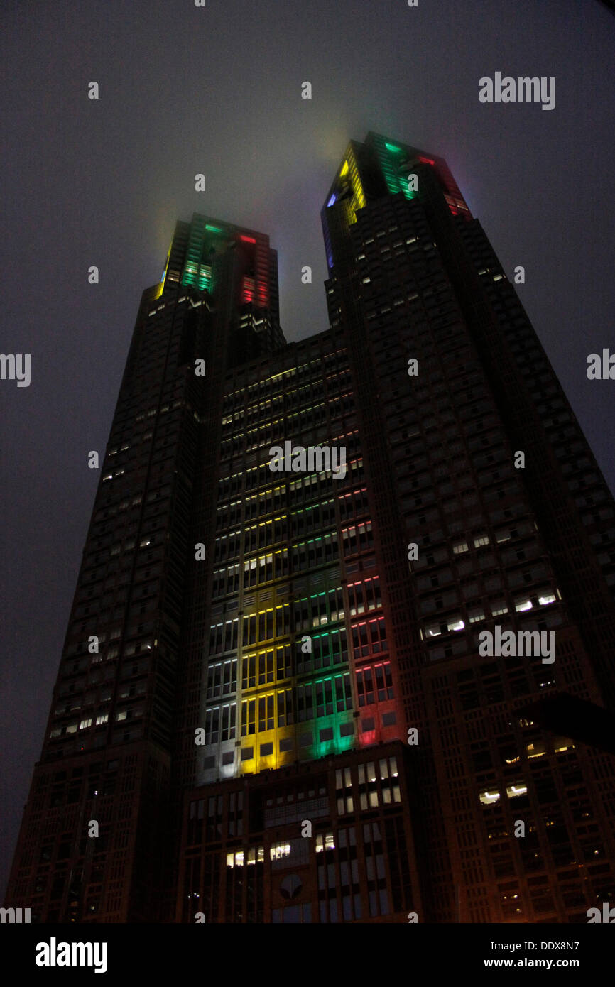 Tokyo, Japon. Le 08 août, 2013. Tokyo a été choisie pour accueillir les Jeux Olympiques 2020 de battre Madrid et Istanbul à Buenos Aires le Samedi, 8 septembre. Tokyo Metropolitan City Hall a été brillamment allumé couleur olympique pour célébrer la victoire d'accueillir les Jeux de 2020, le dimanche. Credit : Miyoko Fukushima/Alamy Live News Banque D'Images