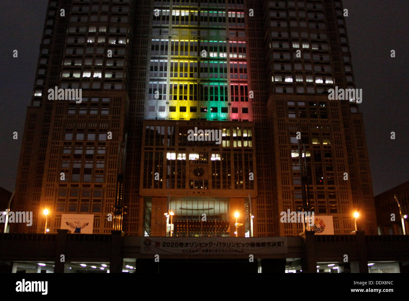 Tokyo, Japon. Le 08 août, 2013. Tokyo a été choisie pour accueillir les Jeux Olympiques 2020 de battre Madrid et Istanbul à Buenos Aires le Samedi, 8 septembre. Tokyo Metropolitan City Hall a été brillamment allumé couleur olympique pour célébrer la victoire d'accueillir les Jeux de 2020, le dimanche. Credit : Miyoko Fukushima/Alamy Live News Banque D'Images