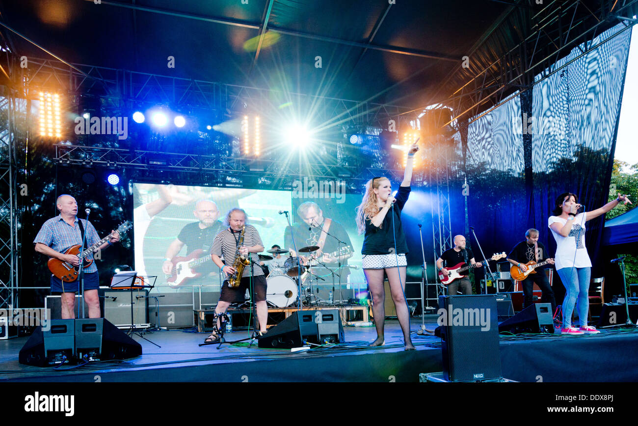 Groupe de rock tchèque Hudba Praha, 7 août 2013 : Fête des vendanges - Dočesná, ville de Žatec Banque D'Images