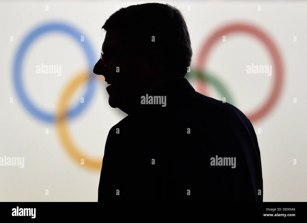 Buenos Aires, Argentine. Le 08 août, 2013. La silhouette de l'Allemagne, vice-président du CIO Thomas Bach apparaît devant les anneaux olympiques lors de la Session du CIO du 125e à l'hôtel Hilton de Buenos Aires, Argentine, 08 septembre 2013. Photo : Arne Dedert/dpa/Alamy Live News Banque D'Images