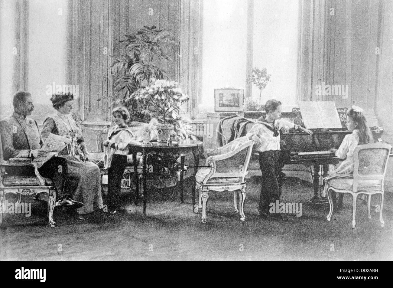 L'archiduc François-Ferdinand d'Autriche avec son épouse Sophie ...