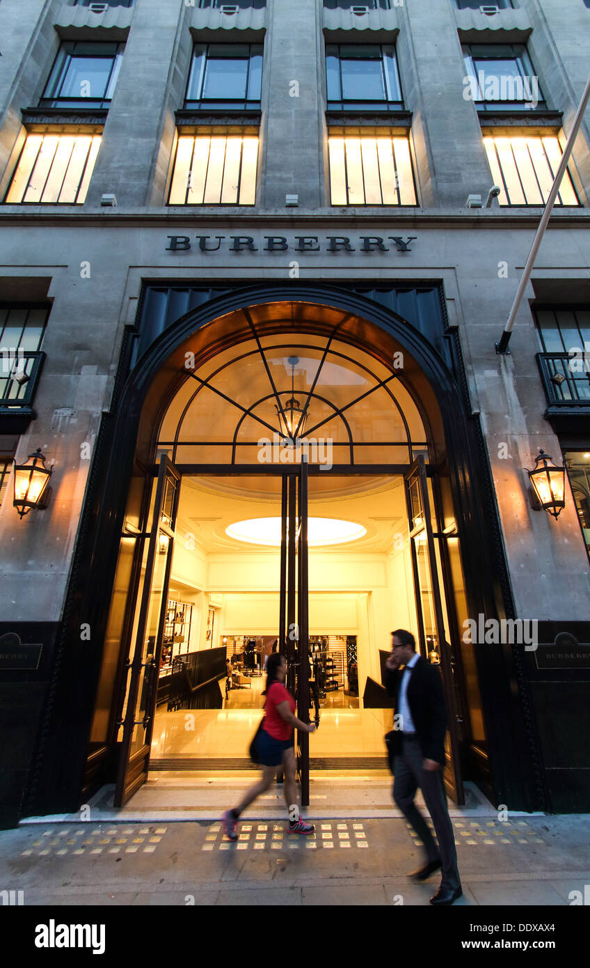 Boutique Burberry Front dans Regent Street, à Londres, avec les consommateurs en passant Banque D'Images