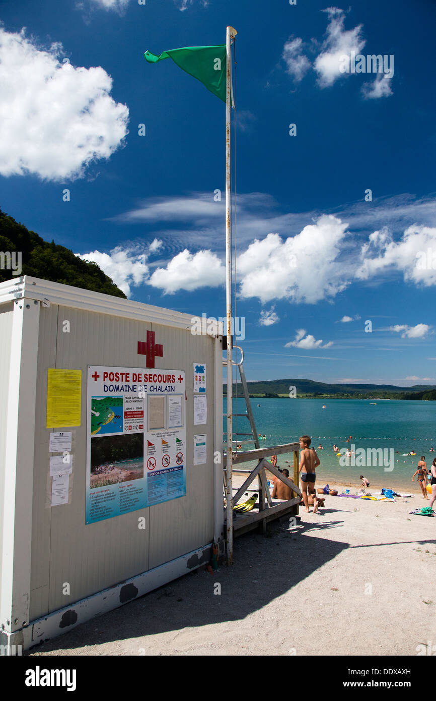 Station de Garde vie drapeau vert indiquant la baignade sur la plage du lac (lac) Chalain Jura, région de France Banque D'Images Station de Garde vie drapeau vert indiquant la baignade sur la plage du lac (lac) Chalain Jura, région de France Banque D'Images