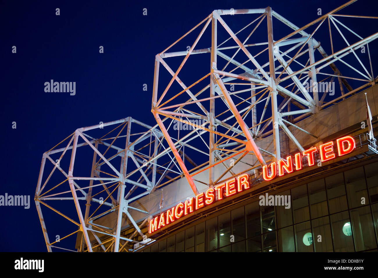 Le stade de football de Manchester United, Old Trafford, la nuit Banque D'Images