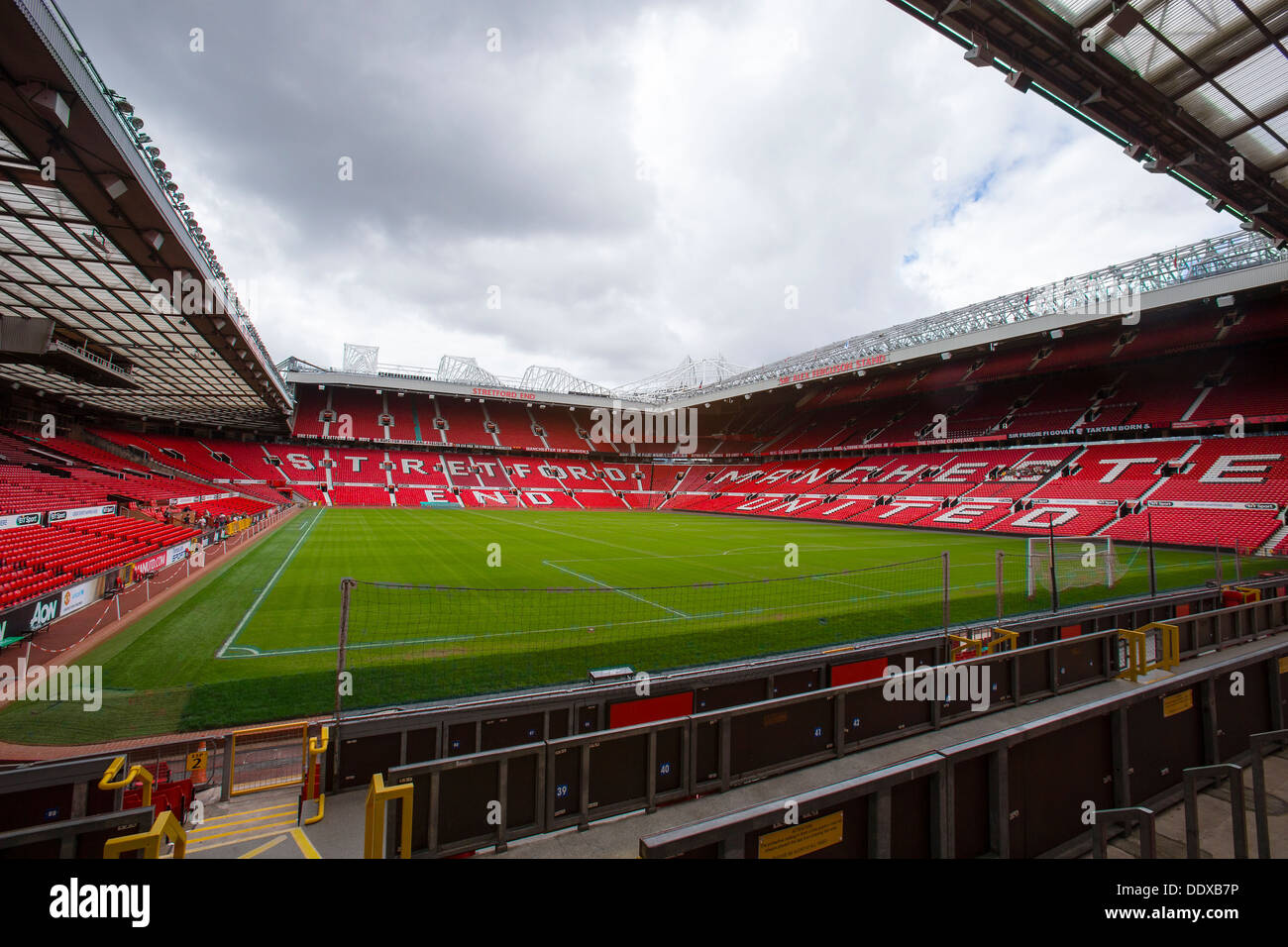 Le stade Old Trafford, Manchester United a pris du terrain de football de la mobilité stand Banque D'Images