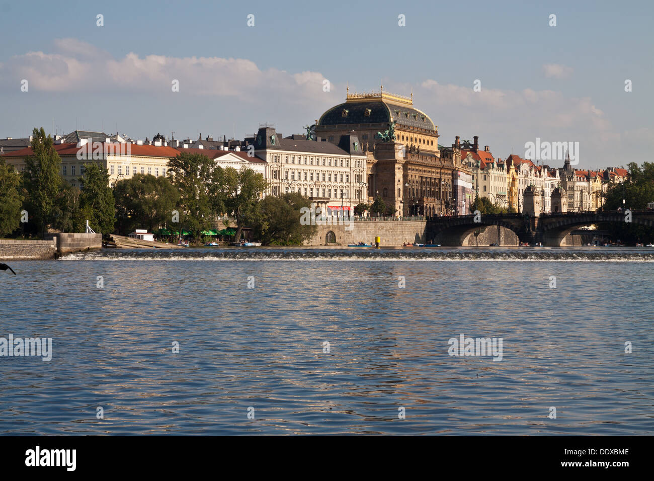 Septembre à Prague, la Vltava et du théâtre national, de la paix Banque D'Images