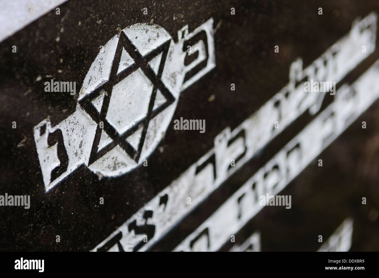 Les pierres tombales dans un cimetière juif écrit en hébreu avec une étoile de David Banque D'Images