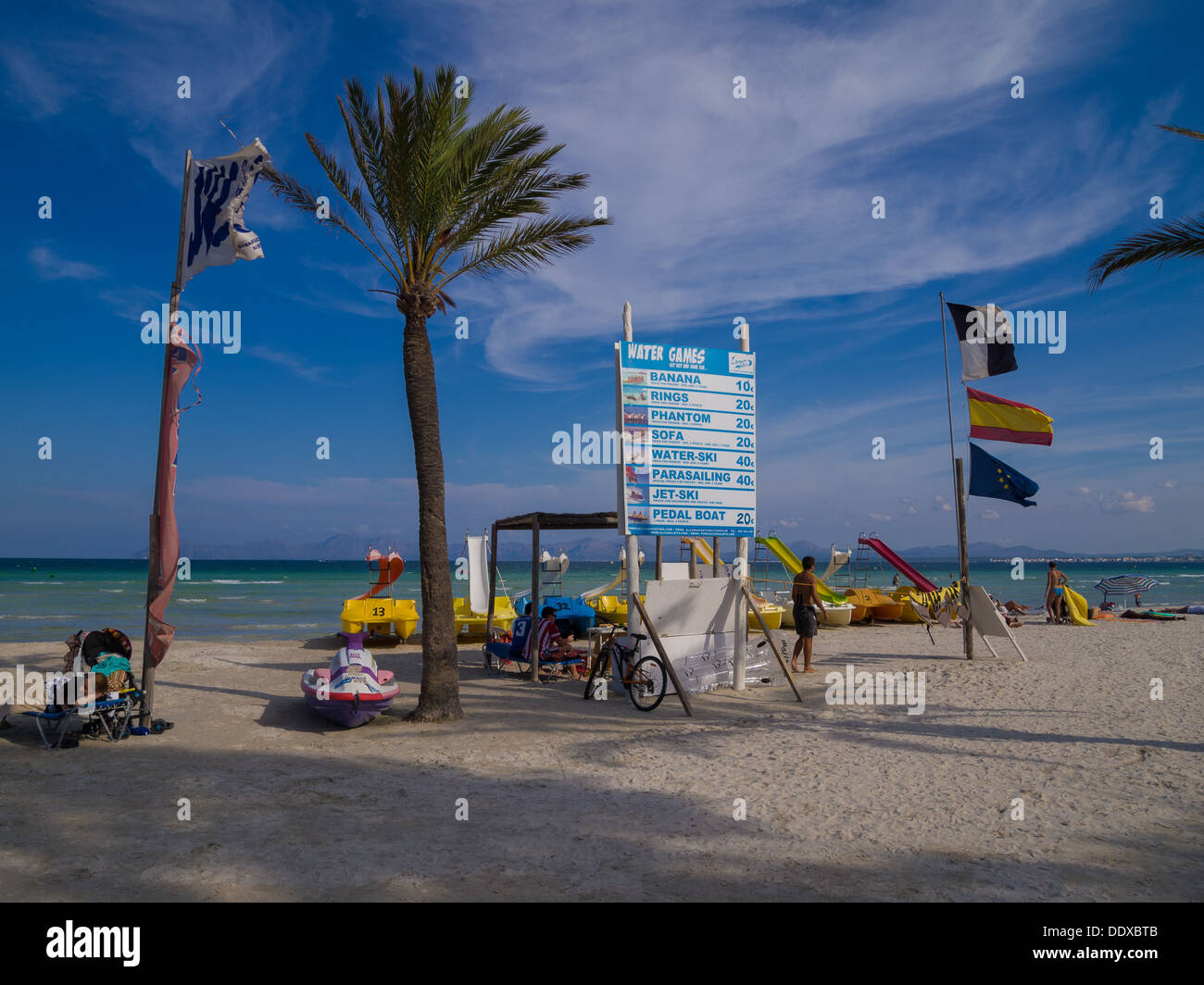 L'activité de l'eau Station de location sur la plage d'Alcudia, Majorque Banque D'Images