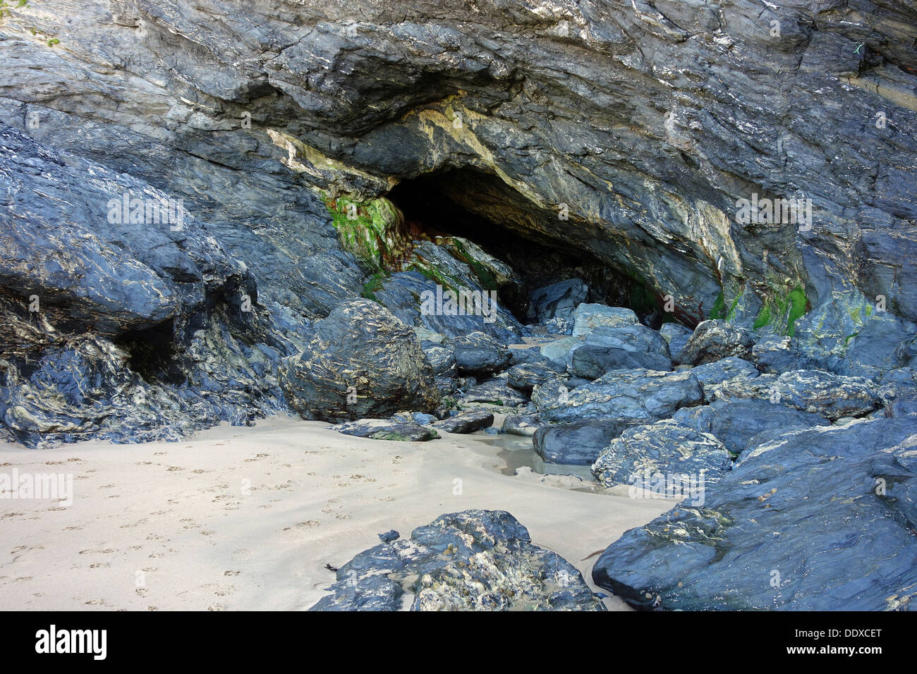 L'entrée de la ' ' Bien Sainte Grotte à Baie de Holywell près de Newquay, à Cornwall, UK Banque D'Images L'entrée de la ' ' Bien Sainte Grotte à Baie de Holywell près de Newquay, à Cornwall, UK Banque D'Images