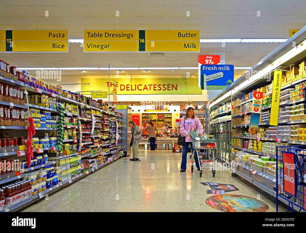 Une femme dans un supermarché Morrisons shopping Banque D'Images