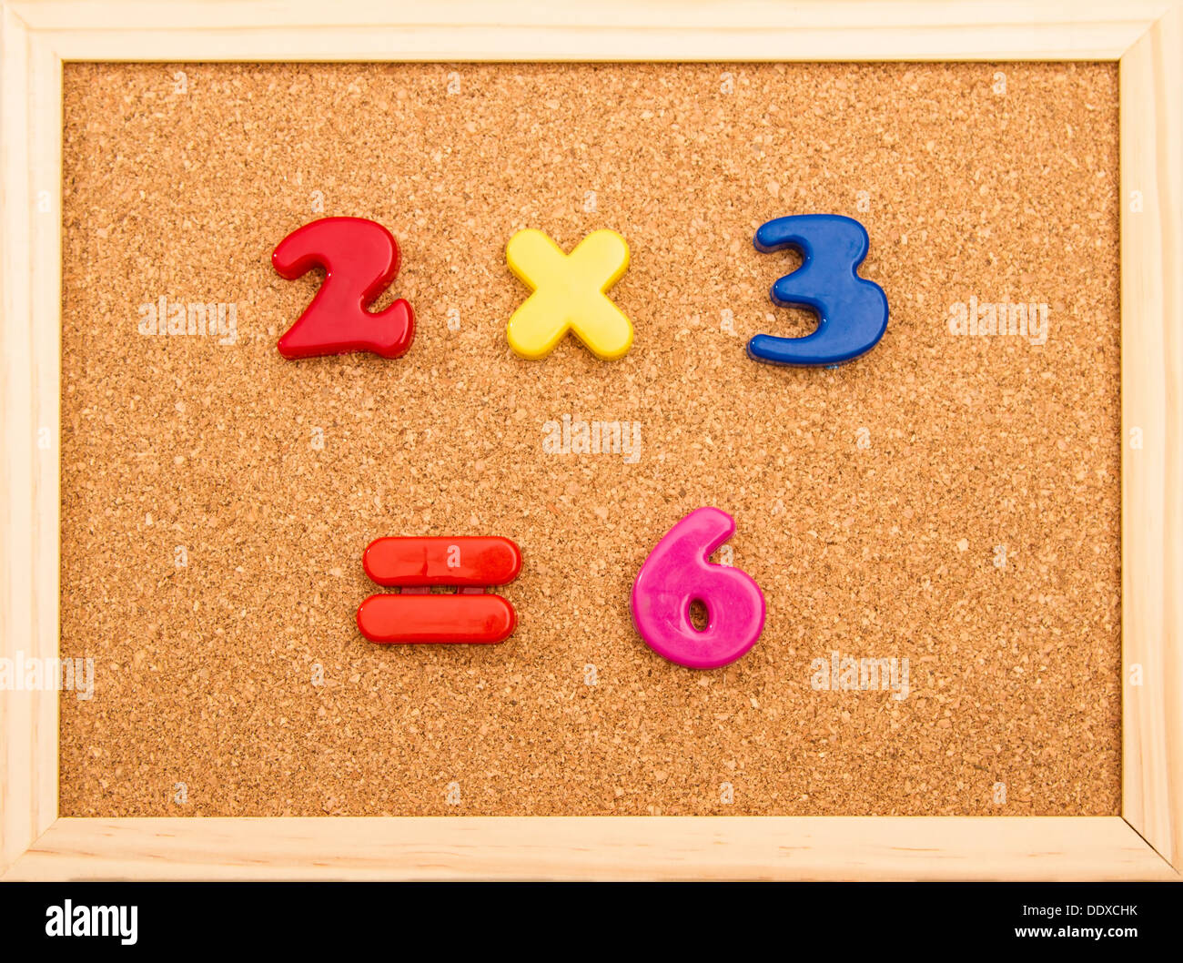Multiplication mathématique simple sur un châssis en bois panneau de liège Banque D'Images