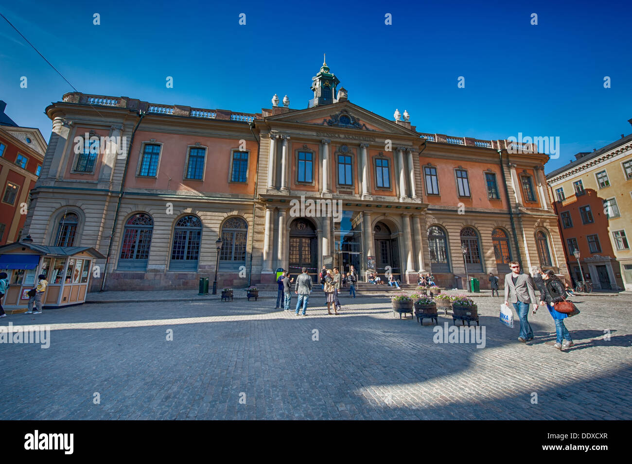 Les touristes admirent l'ancien bâtiment de la Bourse de Stockholm. Le bâtiment de la vieille ville est le siège de l'académie suédoise. Banque D'Images