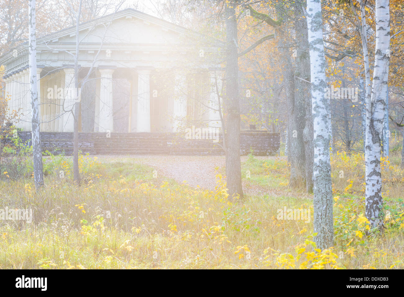 Bâtiment blanc dans la lumière du soleil, Söderfors, Suède Banque D'Images