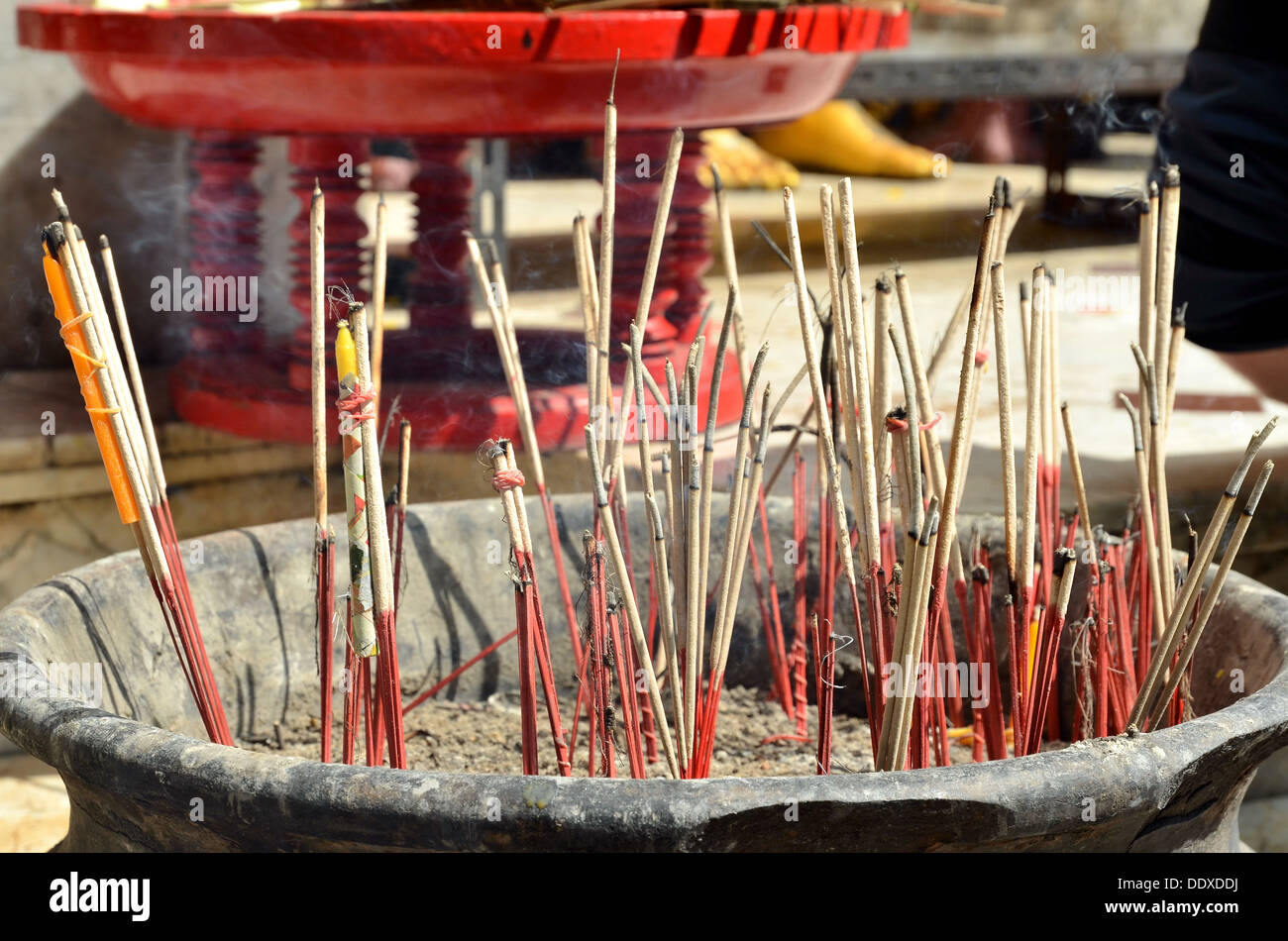 Joss sticks rouge brûler dans temple Thaïlande Banque D'Images