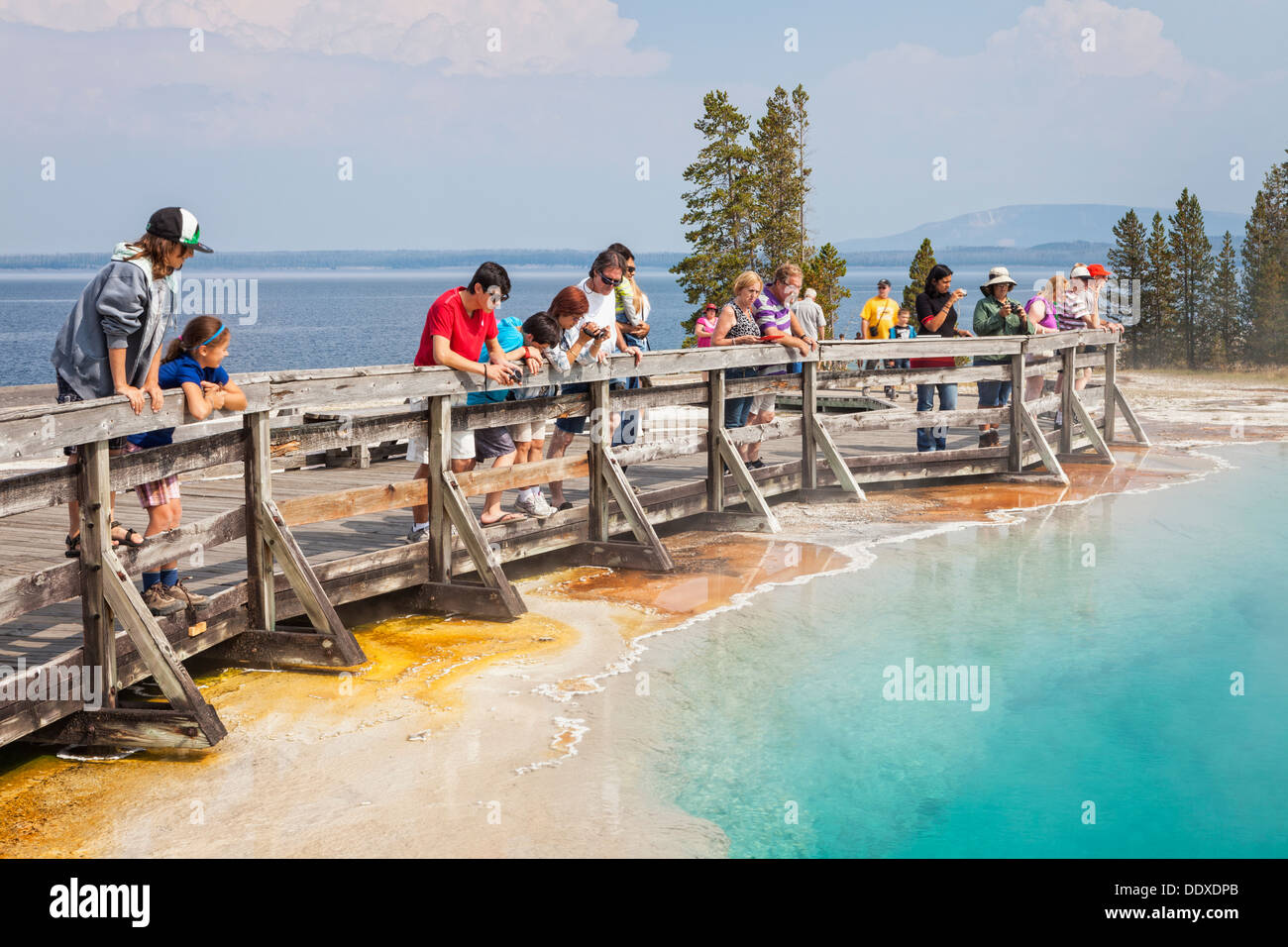 Les touristes voir Black Pool à West Thumb Geyser Basin, Parc National de Yellowstone, Wyoming Banque D'Images