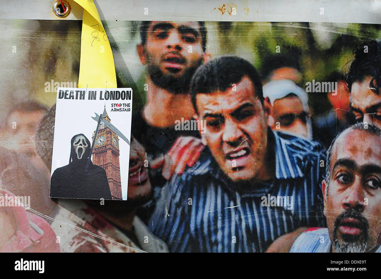 Londres, Royaume-Uni. Sep 8, 2013. Force anonyme citoyen de danser et chanter bloquer la route empêchant la réalisation de la voie de la guerre exposition présentée dans Excel de Londres. Protestation contre le DEES les ventes d'armes à Londres. Credit : Voir Li/Alamy Live News Banque D'Images